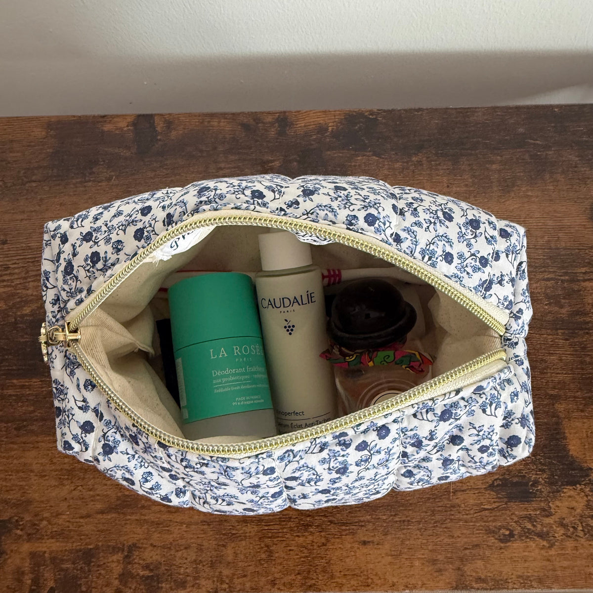 Trousse de toilette matelassée – Fleurs bleu marine
