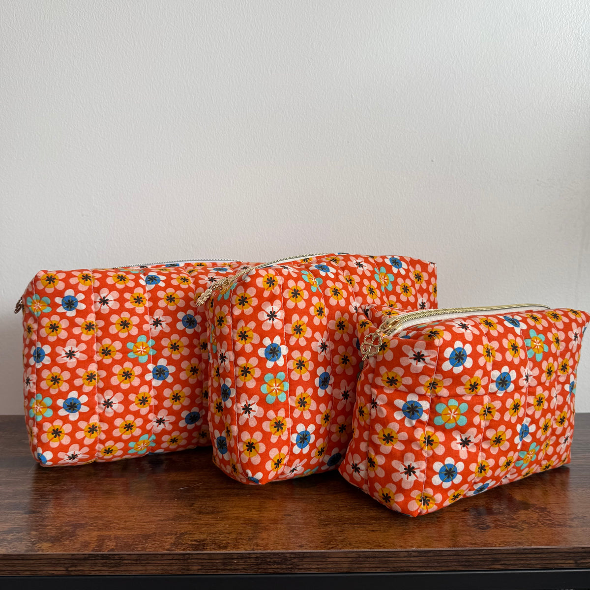 Trousse de toilette matelassée – Fleurs rétro orange