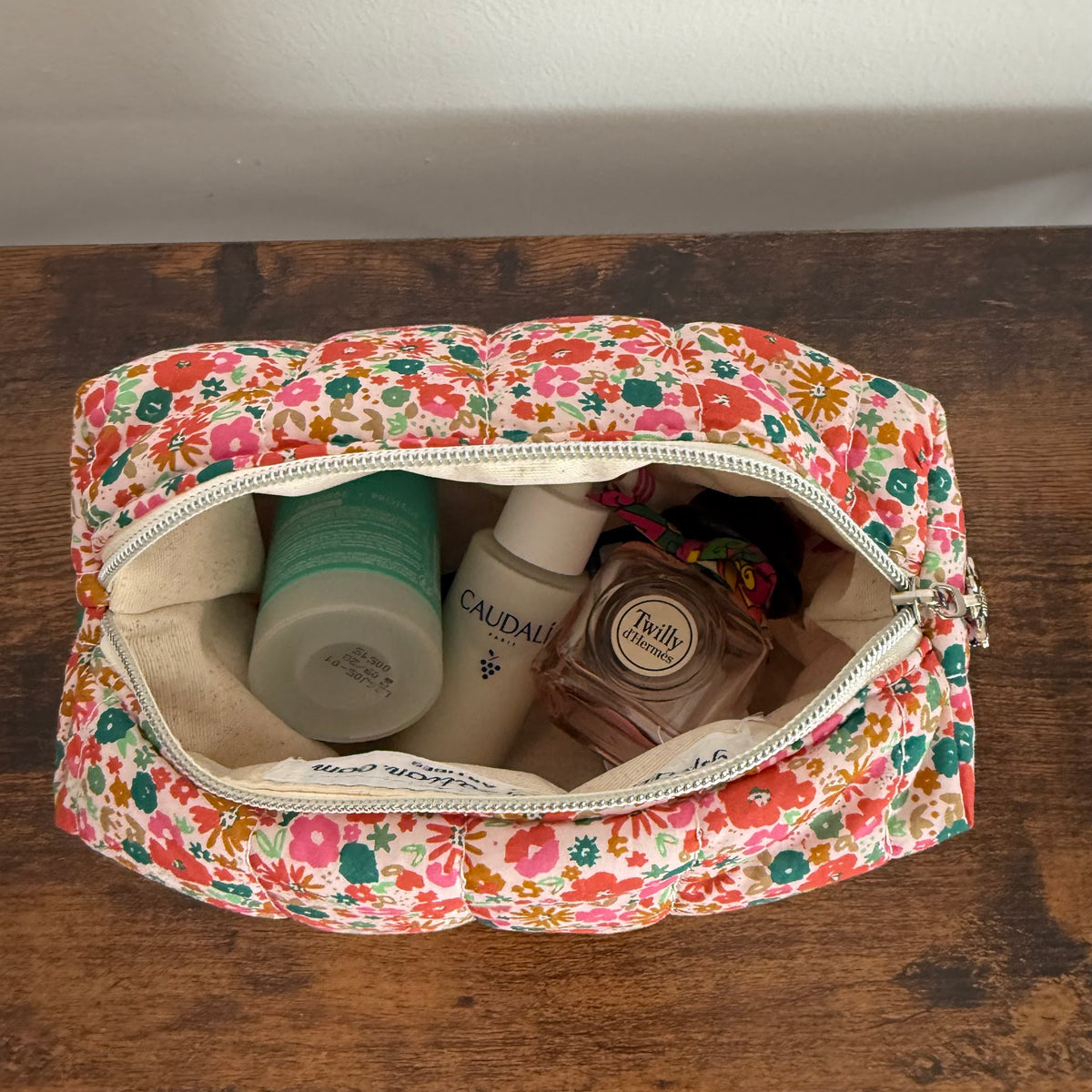 Trousse de toilette matelassée – Fleurs corail et rose