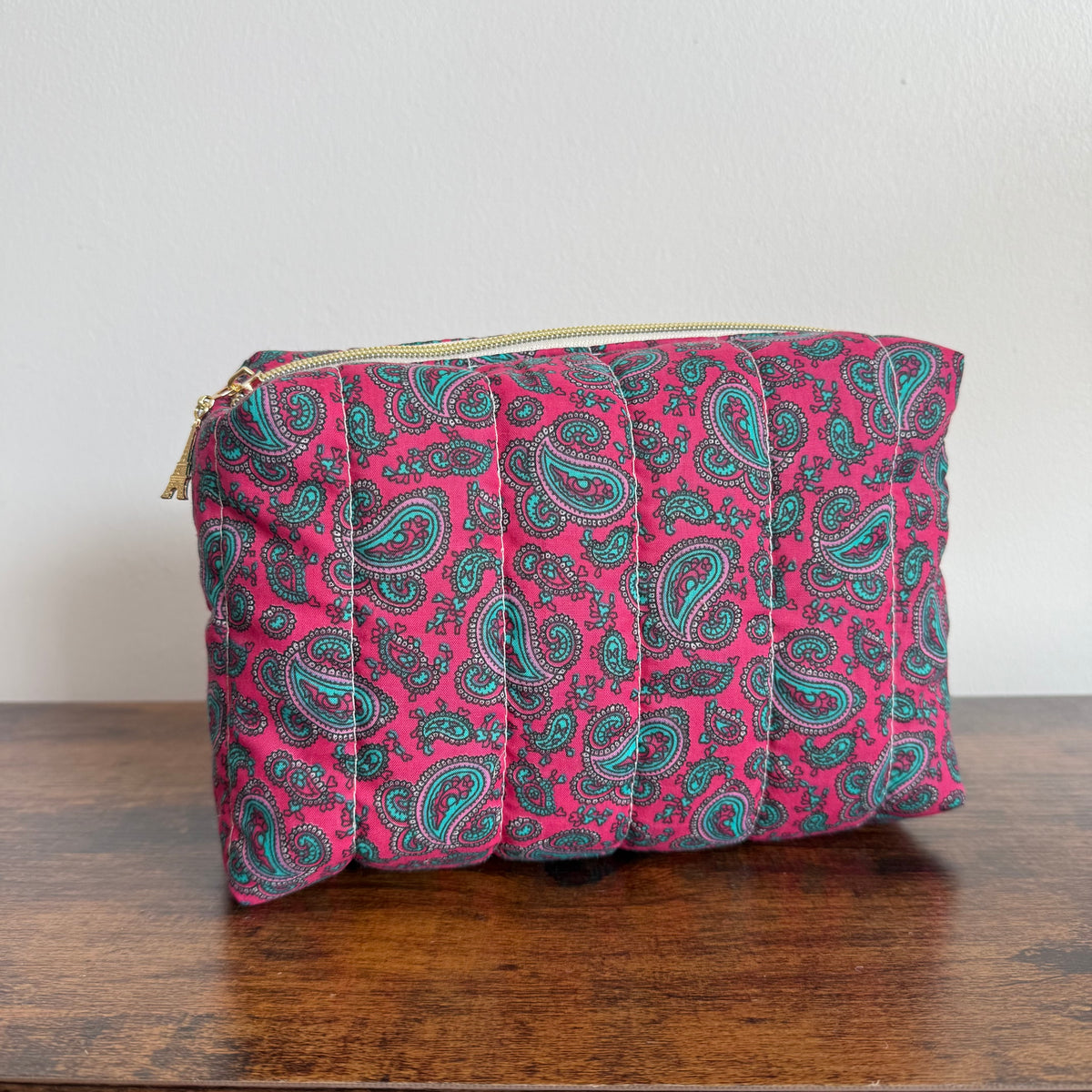 Trousse de toilette matelassée – Cachemire fuchsia