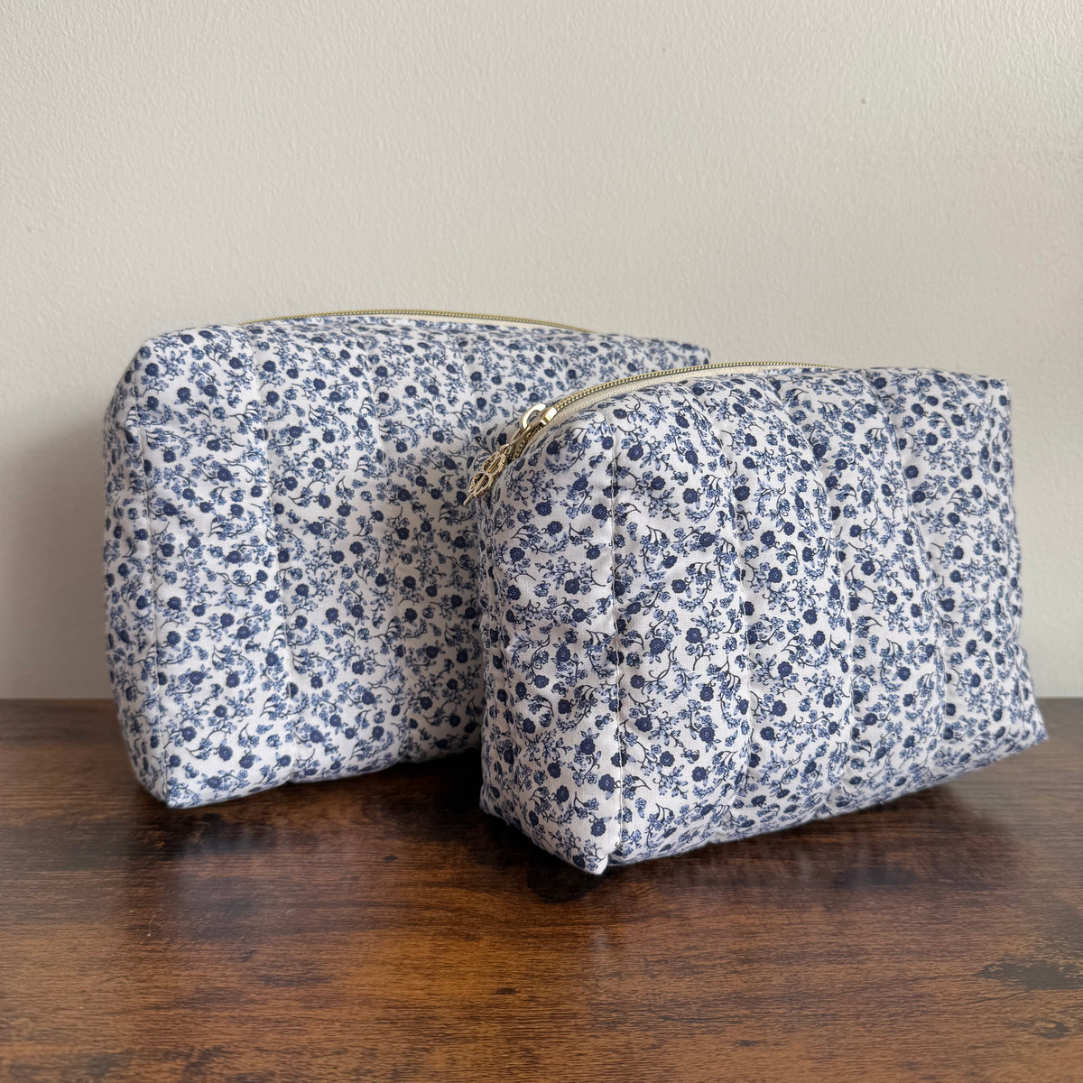 Trousse de toilette matelassée – Fleurs bleu marine