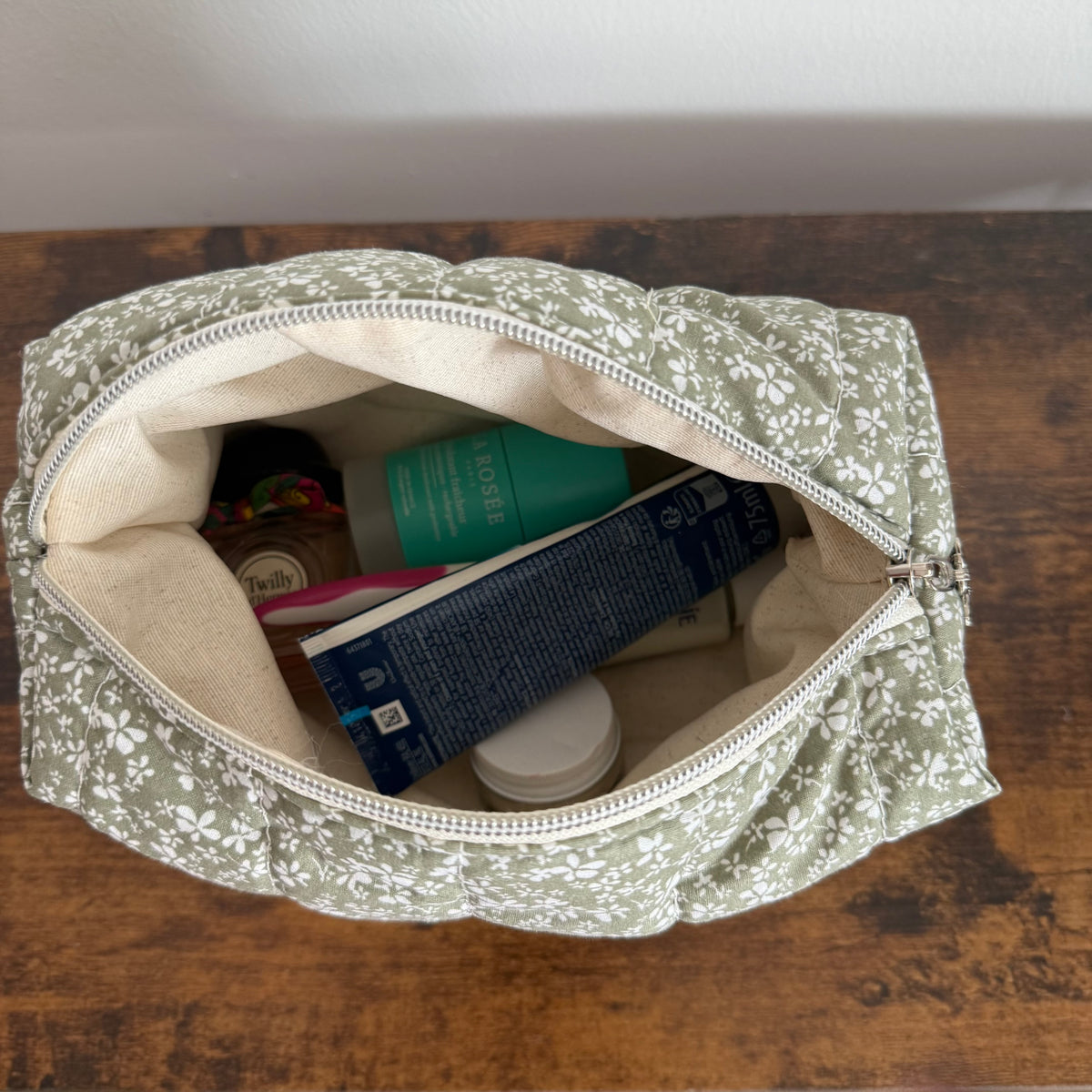 Trousse de toilette matelassée – Vert sauge fleuri