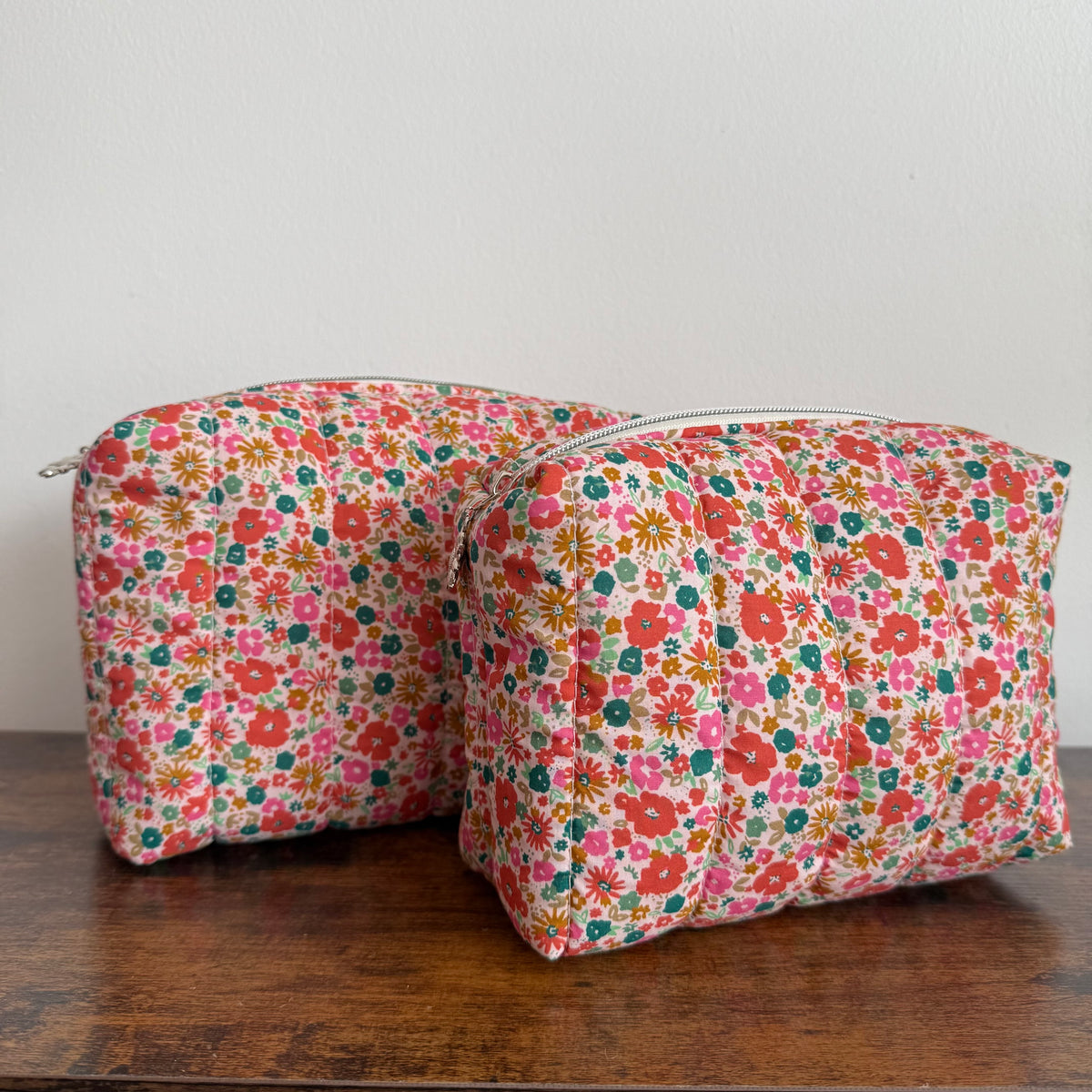 Trousse de toilette matelassée – Fleurs corail et rose